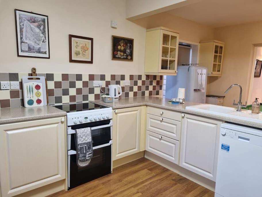 Spacious Detached Home With Beautiful Seaviews, Sleeps 6 Trimingham Экстерьер фото